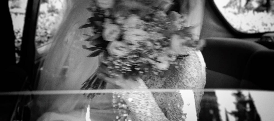 la sposa con il suo bouquet di fiori per la cerimonia di matrimonio a Desenzano