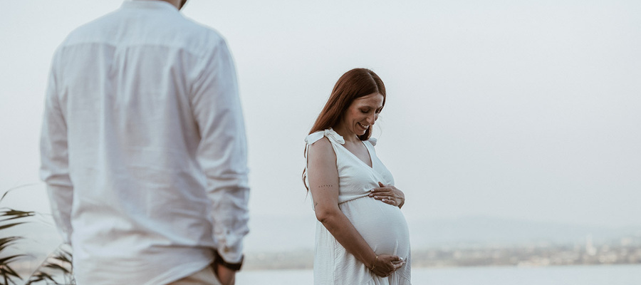 Fotografia di maternità in esterni con coppia in attesa - Lago di Garda 