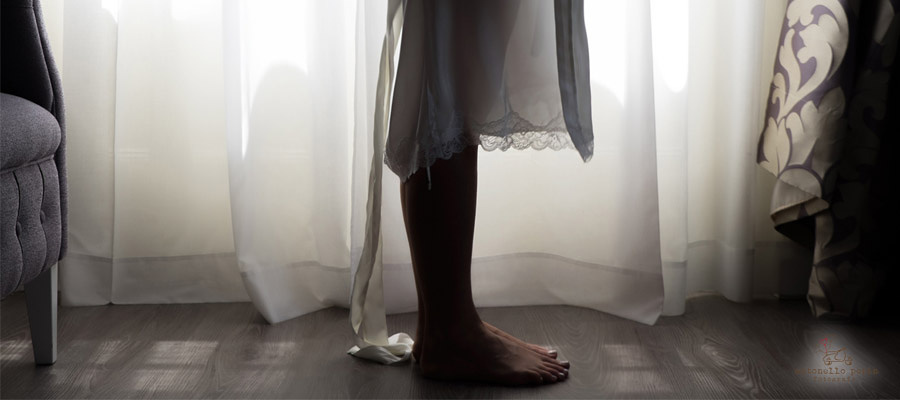 la sposa indossa l'abito prima del matrimonio sull'isola del garda -lago di garda