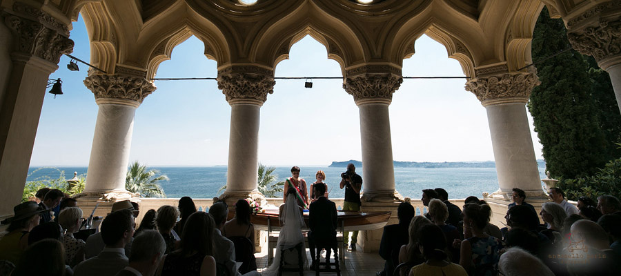fotografo matrimonio Lago di Garda cerimonia davanti al lago isola del garda 