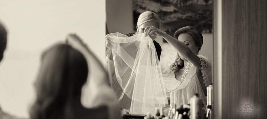 sposa ritratta davanti allo specchio in hotel a sirmione per matrimonio esclusivo