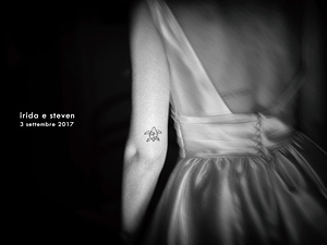 alt=Bride getting ready with wedding dress and makeup details in Portofino