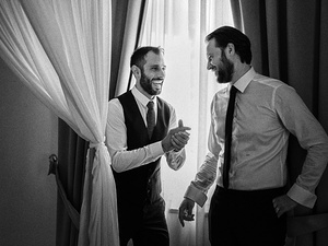 alt=the groom with the best man before the destination wedding in Italy