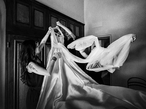 alt=Bride getting ready with wedding dress and makeup details in Portofino