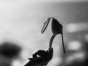 alt=Bride getting ready with shoese casadeifor wedding  details in Portofino