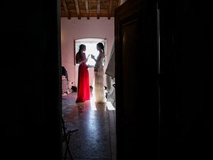 alt=Bride getting ready with wedding dress and makeup details in Portofino