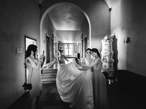 alt=the bride with the long veil for the wedding in Portofino