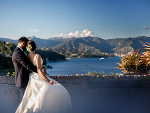 alt=Romantic portrait of the newlyweds with a sea view at Castello Brown, Portofino