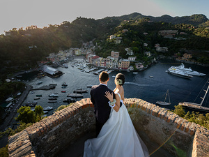 alt=Romantic portrait of the newlyweds overlooking the Gulf of Portofino at Castello Brown, Portofino