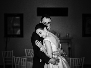 alt=Romantic portrait of the newlyweds with a sea view at Castello Brown, Portofino