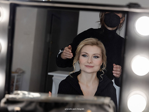 alt=Dettaglio trucco sposa prima della cerimonia amalcesine,lago di garda