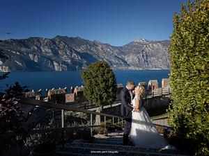 alt=Foto sposi Lago di Garda con luce naturale vista lago castello di malcesine