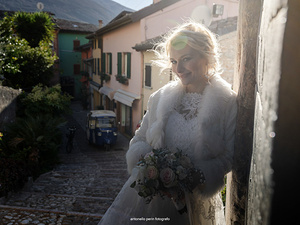 alt=Momenti emozionanti sposa al tramonto castello di malcesine Lago di Garda