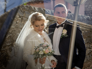 alt=momenti intimi degli sposi durante il servizio fotografico professionale sul lago di garda