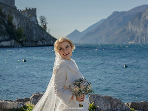 alt=la sposa al lago di garda per servizio fotografico di matrimonio