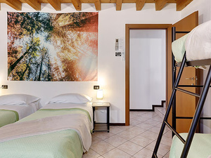 Camera di hotel moderna fotografata per promozione online Lago di Garda Sirmione