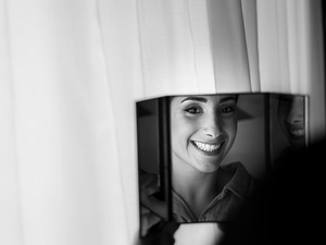 alt=la sposa si prepara con fotografo professionista per il servizio fotografico