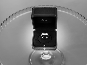 alt=gli anelli degli sposi prima della cerimania sula lago di garda