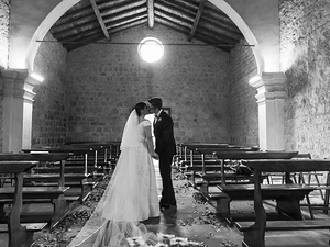 alt=gli sposi escono dalla chiesa  dopo la cerimonia di matrimonio sul lago di garda