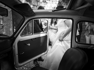 alt=la sposa sale in macchina dopo la cerimonia di matrimonio al lago di garda