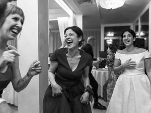 alt=la sposa balla con le amiche al matrimonio al lago di garda