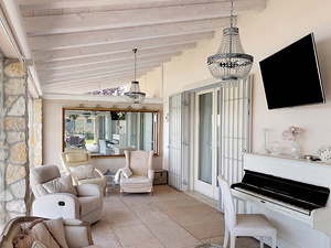 soggiorno con pianoforte casa vacanza lago di garda