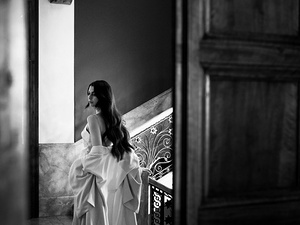 la sposa scende le scale della villa storica sul lago di Garda