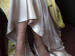 scarpe della sposa illuminate dal sole persso villa storica lago di garda