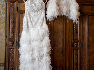 abito della sposa nella camera in villa storica a Gardone riviera