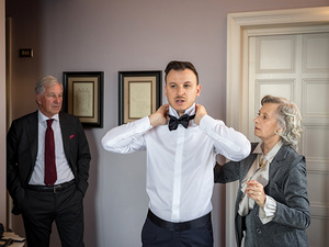 lo sposo indossa l'abito con i genitori a Villa Fiordaliso