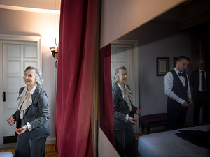 sposo durante i preparativi prima del marimonio a Gardone Riviera