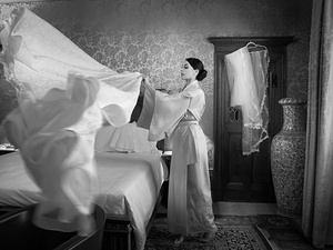 la sposa conil suo abito prima della cerimonia a Villa Alba