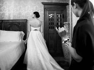 la sposa indossa l'abito prima del matrimonio Villa storica -lago di garda