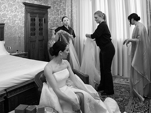 la sposa si prepara prima della cerimonia del matrimonio sul Lago di garda