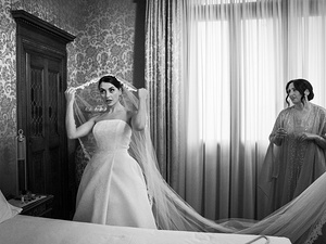 la sposa indossa il velo con la mamma per matrimonio sul Lago di Garda