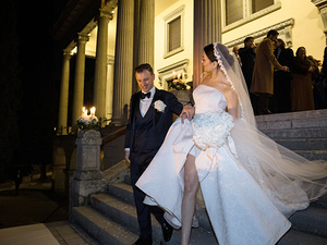 gli sposi scendono le scale di villa alba a gardone riviera