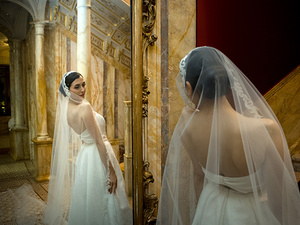 ritratto della sposa davanti allo specchio a Villa Fiordaliso