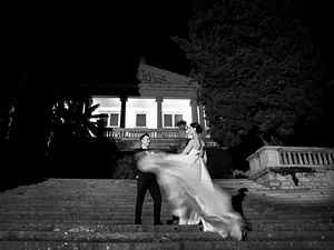 coppia sposi romantica sul lago di Garda luce dorata