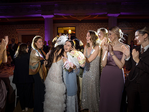amiche dopo il bouquet al matrimonio sul lago di Garda 