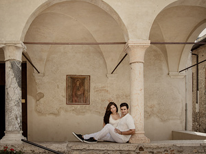 coppia emozionata dopo proposta di matrimonio Sirmione