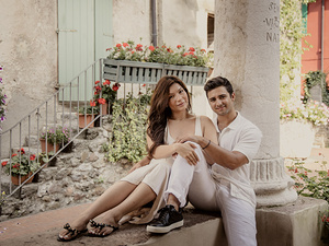 coppia emozionata dopo proposta di matrimonio sul Lago di Garda Sirmione