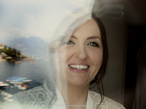 Sposa durante trucco e parrucco, immortalata nei momenti intimi dei preparativi nuziali.