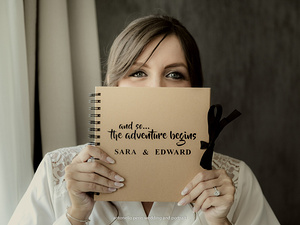 Sposa durante trucco e parrucco, immortalata nei momenti intimi dei preparativi nuziali matrionio a malcesine