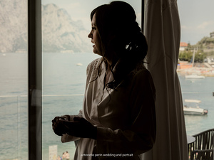 sposa che guarda il lago di garda a malcesine  prima del matrimonio al castello