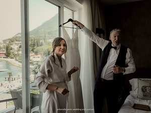 sposa che guarda il suo abito prima del matrimonio a malcesine lago di garda