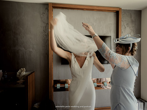 sposa indossa il velo per il matrimonio a malcesine lago di gaarda - destination wedding in italy