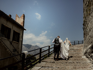 la sposa sale al castello di malcesine - lago di garda per il matrimonio