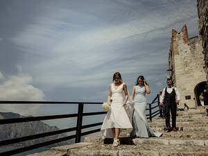 gli sposi con  veduta panoramica del Lago di Garda matrimonio Malcesine