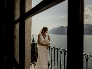 sposa che guarda il lago di garda a malcesine il giorno del matrimonio