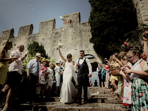 lancio-del-riso-con fotografo-di-matrimonio a malcesine lago di garda